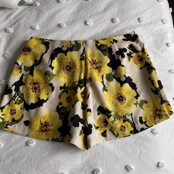 JOA Yellow and Creme Flower Tie Shorts - Picture 3 of 4